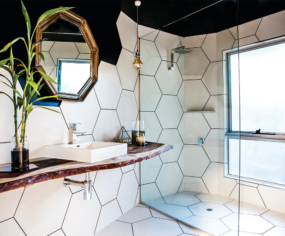 Diseño de cuarto de baño contemporáneo con baldosas y/o azulejos blancos, baldosas y/o azulejos de porcelana, paredes negras, suelo de baldosas de porcelana y encimera de madera