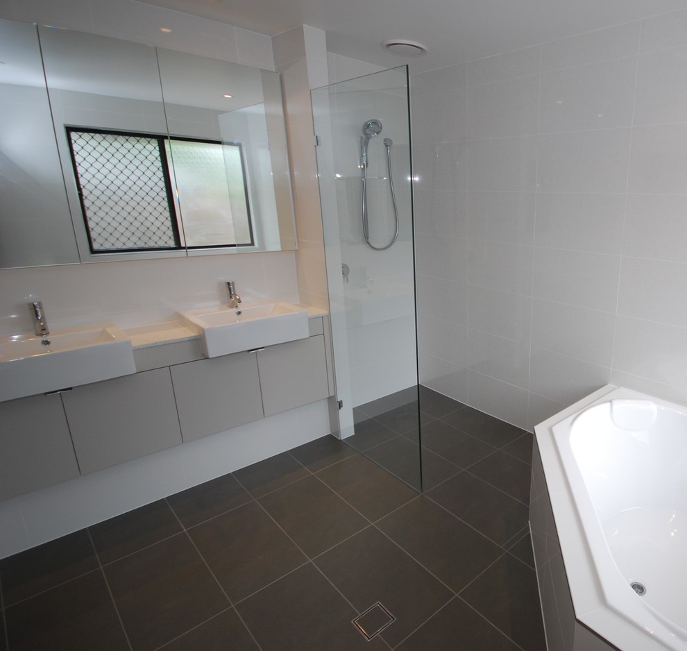 Bathroom - contemporary bathroom idea in Brisbane