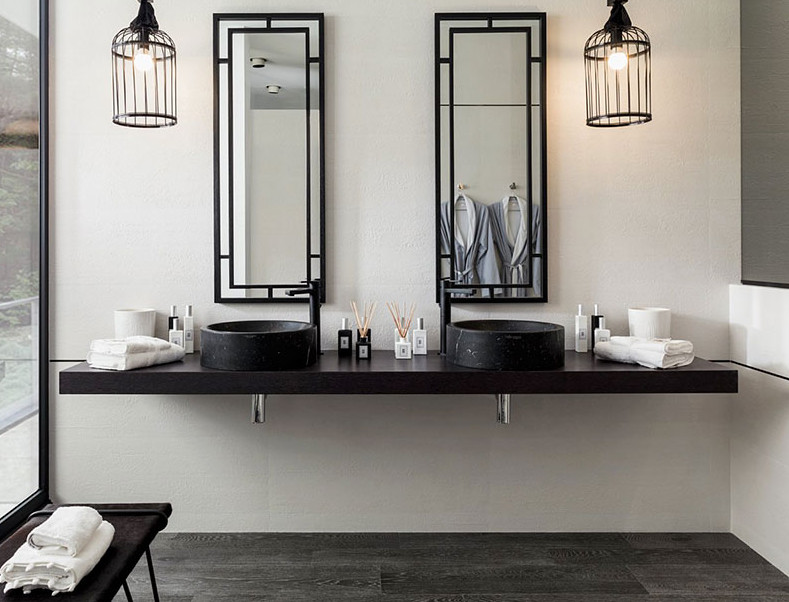 Imagen de cuarto de baño principal urbano grande con suelo de madera oscura, lavabo sobreencimera, encimera de acrílico, suelo negro y encimeras negras