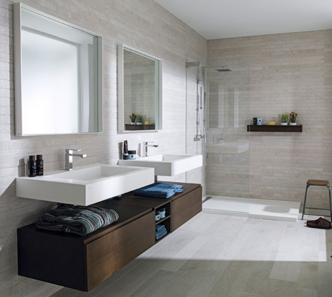 Exempel på ett stort modernt badrum med dusch, med släta luckor, skåp i mörkt trä, en hörndusch, beige kakel, stenkakel, ljust trägolv, ett väggmonterat handfat, beiget golv och med dusch som är öppen