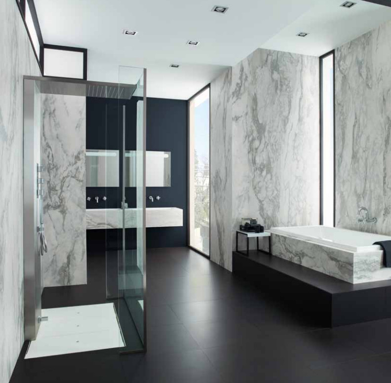 Cette image montre une grande salle d'eau minimaliste avec une baignoire posée, une douche ouverte, un carrelage gris, des dalles de pierre, un mur bleu, un sol en carrelage de porcelaine, un lavabo intégré, un plan de toilette en marbre, un sol noir, aucune cabine et un plan de toilette gris.