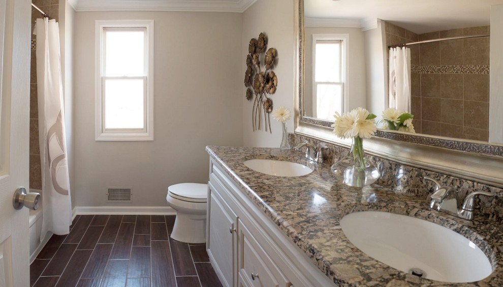 Idéer för ett mellanstort klassiskt en-suite badrum, med luckor med upphöjd panel, vita skåp, en dusch i en alkov, en toalettstol med hel cisternkåpa, grå väggar, vinylgolv, granitbänkskiva, brunt golv och dusch med duschdraperi