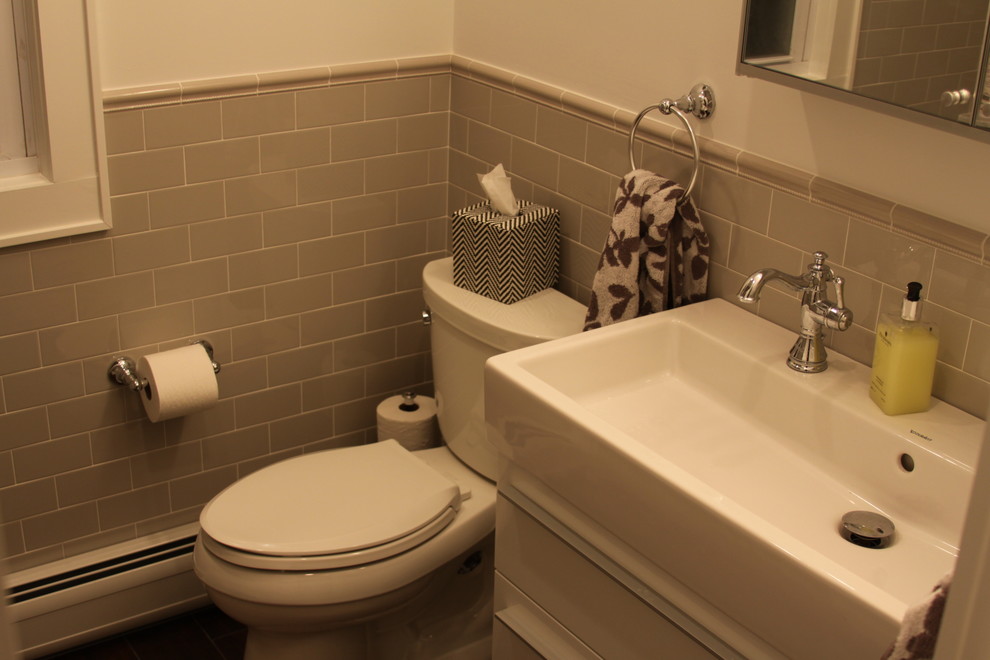 Foto på ett mellanstort vintage badrum med dusch, med släta luckor, en toalettstol med hel cisternkåpa och ett integrerad handfat