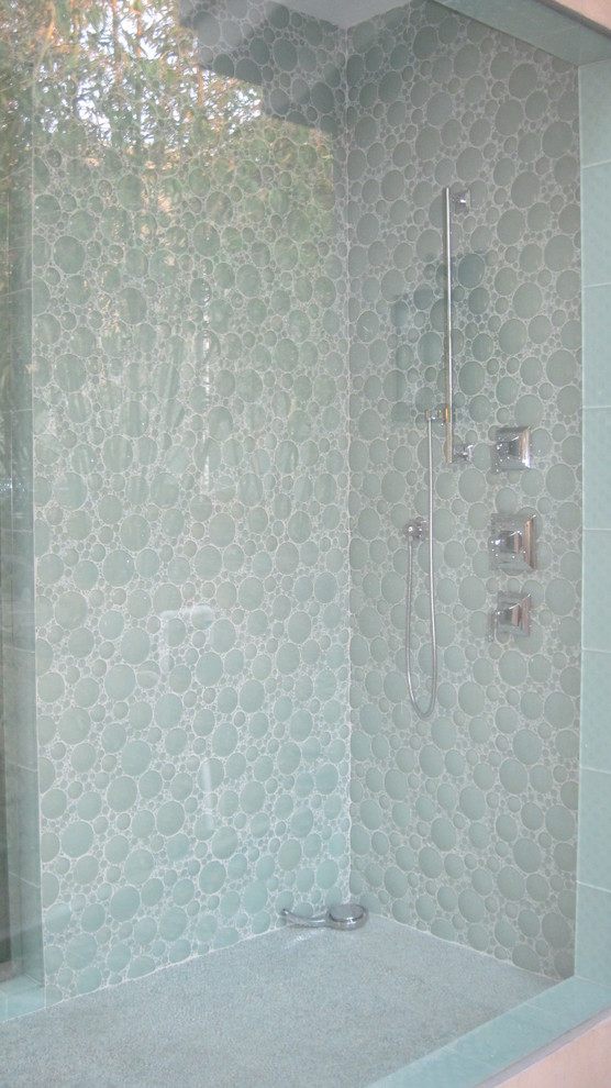 Inredning av ett klassiskt badrum, med luckor med upphöjd panel, skåp i mörkt trä, ett fristående badkar, en dusch i en alkov, svart och vit kakel, stenkakel, röda väggar, klinkergolv i porslin och granitbänkskiva
