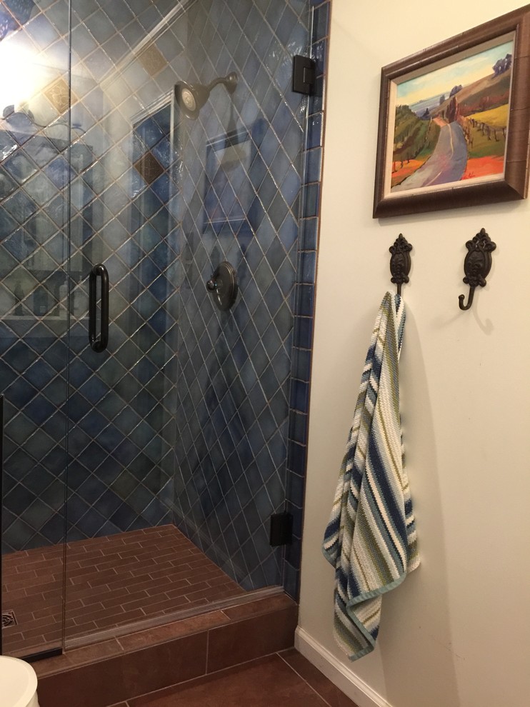Idéer för att renovera ett mellanstort vintage badrum med dusch, med en dusch i en alkov, en toalettstol med separat cisternkåpa, blå kakel, keramikplattor, beige väggar och klinkergolv i porslin