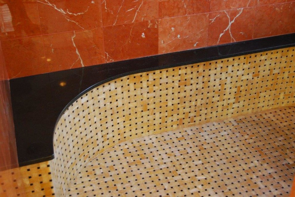 Cette image montre une grande salle de bain principale traditionnelle avec un carrelage beige et des carreaux de céramique.