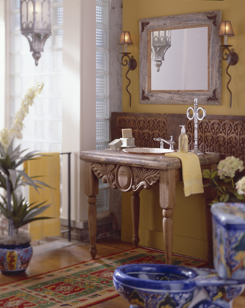 Стильный дизайн: ванная комната среднего размера в стиле фьюжн с желтыми стенами, полом из керамической плитки, душевой кабиной, врезной раковиной и коричневым полом - последний тренд