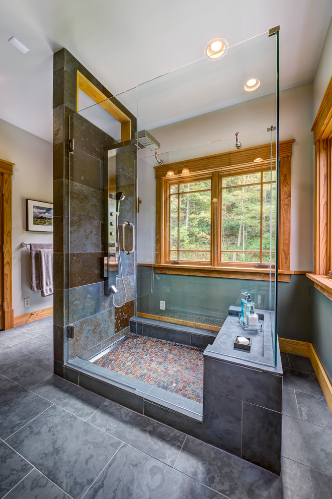 Cette photo montre une grande salle de bain principale craftsman avec une douche ouverte, un carrelage gris, des carreaux de céramique, un mur blanc et un sol en carrelage de céramique.