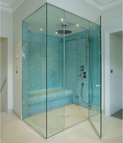Стильный дизайн: главная ванная комната среднего размера в стиле неоклассика (современная классика) с душем в нише, синей плиткой, бежевыми стенами, полом из керамической плитки, бежевым полом и душем с распашными дверями - последний тренд
