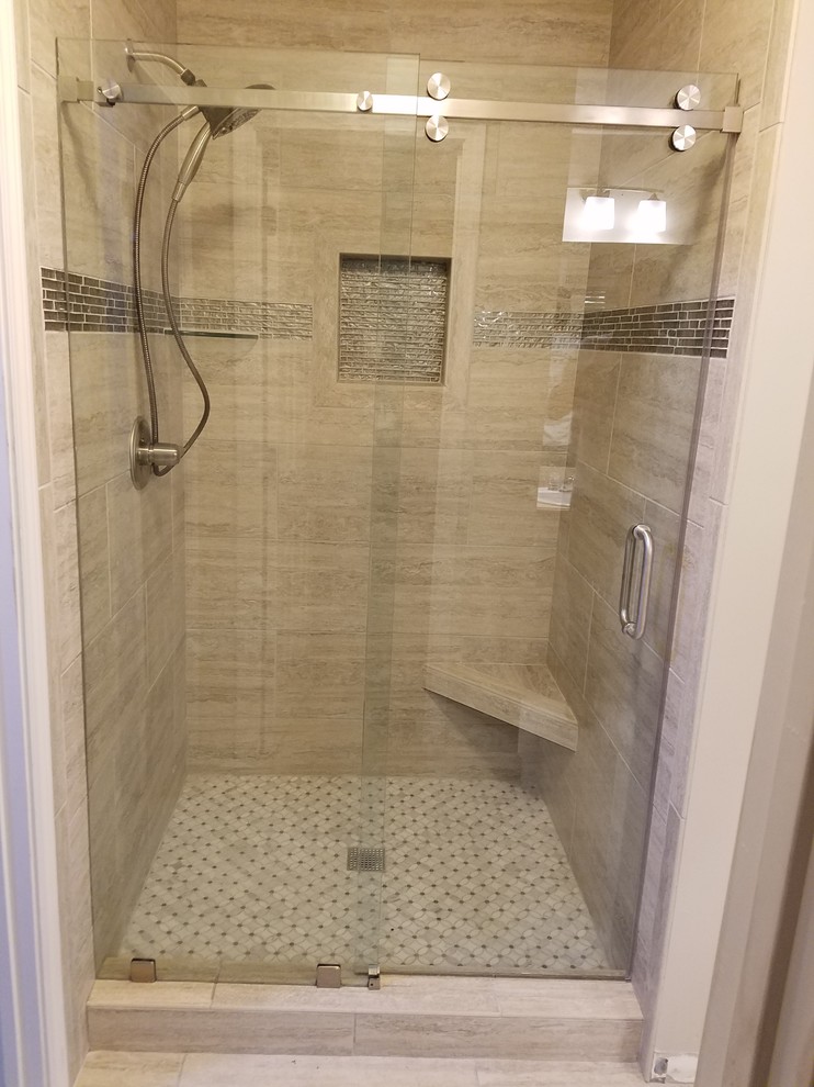 Exemple d'une salle de bain chic de taille moyenne avec WC à poser, un carrelage beige, des carreaux de porcelaine, un mur beige et une cabine de douche à porte battante.