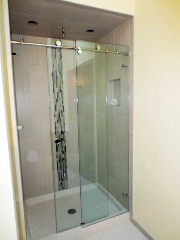 Inspiration för mellanstora klassiska badrum med dusch, med en dusch i en alkov, beige kakel, porslinskakel, gula väggar, beiget golv och dusch med skjutdörr