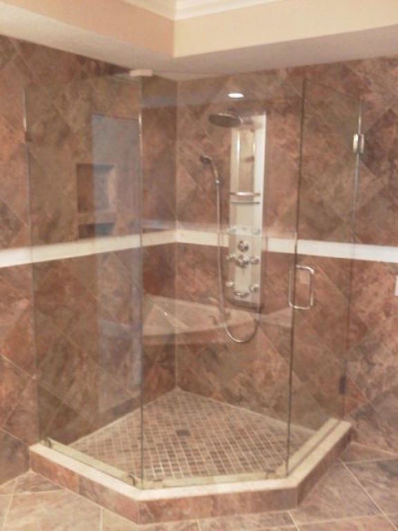 Foto di una stanza da bagno con doccia chic di medie dimensioni con doccia ad angolo, piastrelle rosa, piastrelle rosse, piastrelle in ceramica, pareti rosse, pavimento con piastrelle in ceramica, pavimento beige e porta doccia a battente