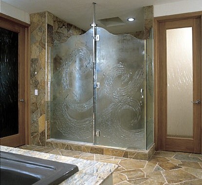 Стильный дизайн: ванная комната среднего размера в классическом стиле с душем в нише, коричневой плиткой, каменной плиткой, коричневыми стенами, душевой кабиной, накладной раковиной, столешницей из гранита, коричневым полом и душем с распашными дверями - последний тренд