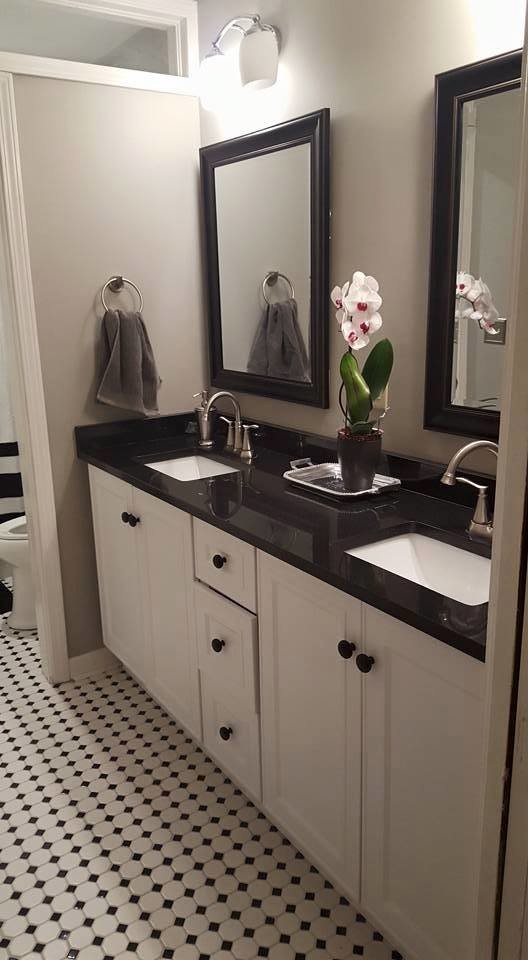 Klassisk inredning av ett mellanstort en-suite badrum, med luckor med infälld panel, vita skåp, ett hörnbadkar, en dusch/badkar-kombination, svart och vit kakel, mosaik, mosaikgolv, ett undermonterad handfat och granitbänkskiva