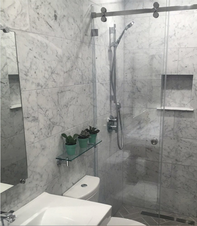 Ispirazione per una stanza da bagno con doccia minimal di medie dimensioni con doccia alcova, WC a due pezzi, piastrelle grigie, piastrelle di marmo, pareti grigie, pavimento in gres porcellanato e lavabo a colonna