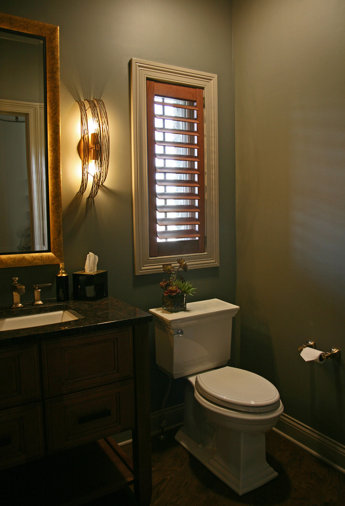 Ispirazione per una piccola stanza da bagno classica con consolle stile comò, ante marroni, top in granito e top nero