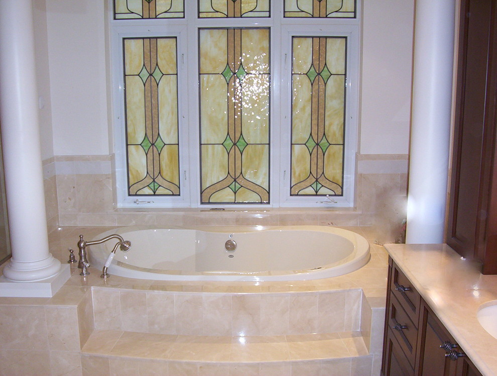 Esempio di una grande stanza da bagno padronale tradizionale con top in marmo, piastrelle beige e piastrelle in pietra