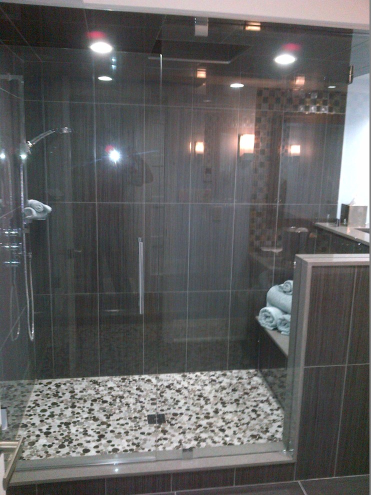 Esempio di una grande stanza da bagno padronale tradizionale con top piastrellato, piastrelle grigie, piastrelle in gres porcellanato e pavimento in gres porcellanato