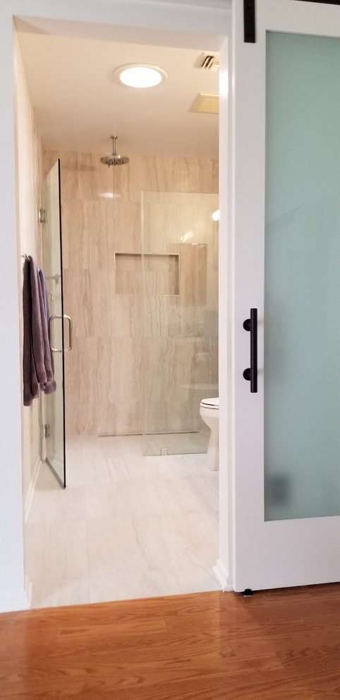 Foto di una stanza da bagno con doccia minimalista con doccia a filo pavimento, piastrelle bianche, piastrelle in gres porcellanato, pavimento in gres porcellanato, pavimento bianco e porta doccia a battente