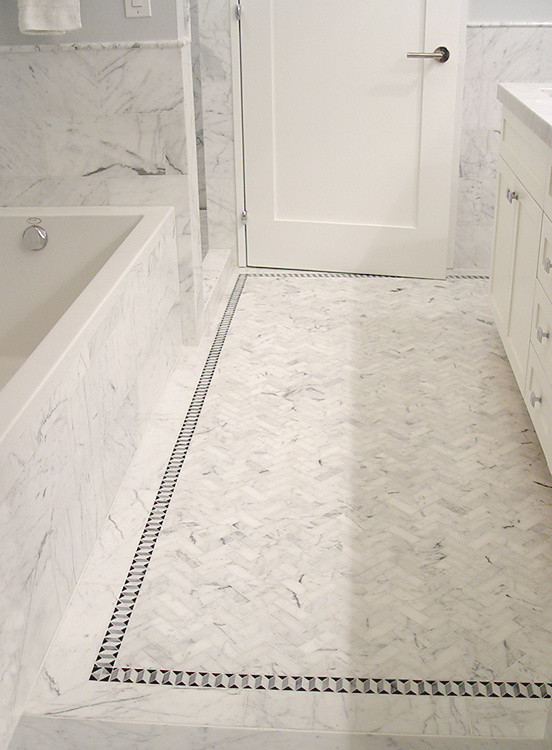 Esempio di una stanza da bagno classica con top in marmo, piastrelle bianche, piastrelle in pietra e pavimento con piastrelle a mosaico