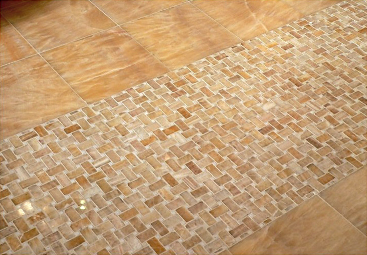 Foto de cuarto de baño tradicional con encimera de ónix, baldosas y/o azulejos beige, baldosas y/o azulejos en mosaico y suelo con mosaicos de baldosas