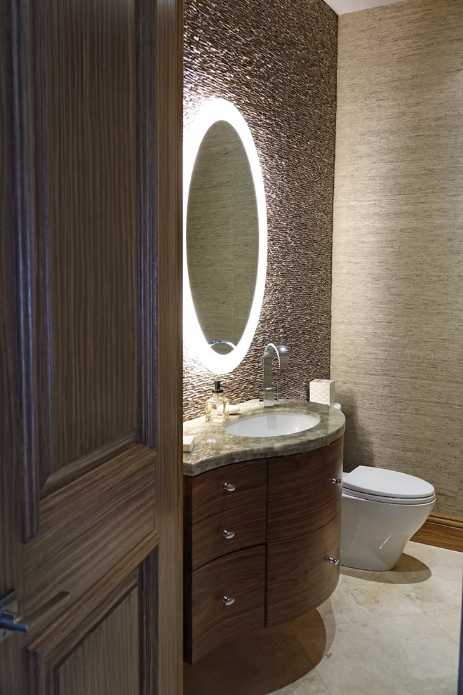 Idee per una stanza da bagno con doccia classica di medie dimensioni con ante lisce, ante in legno bruno, WC monopezzo, piastrelle beige, pareti beige, pavimento con piastrelle in ceramica, lavabo sottopiano e pavimento beige