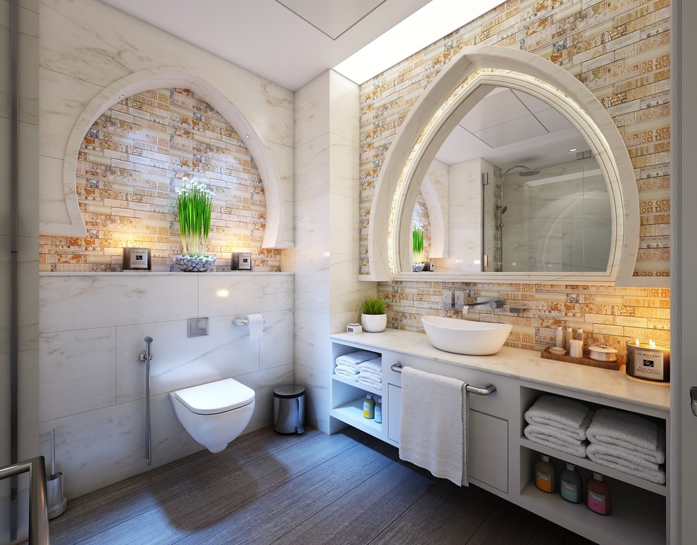 Идея дизайна: ванная комната в средиземноморском стиле с плоскими фасадами, белыми фасадами, душем в нише, инсталляцией, бежевой плиткой, оранжевой плиткой, душевой кабиной, настольной раковиной, коричневым полом, душем с распашными дверями и белой столешницей