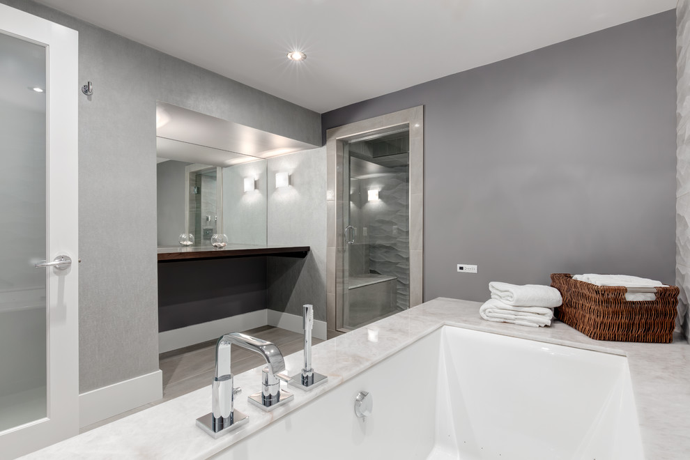 Источник вдохновения для домашнего уюта: ванная комната в современном стиле с полновстраиваемой ванной, серой плиткой, керамогранитной плиткой, серыми стенами, полом из керамогранита и столешницей из дерева