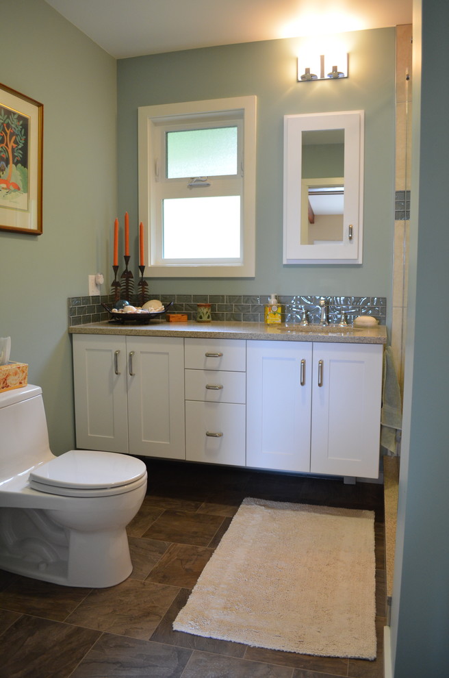 Exempel på ett litet maritimt badrum med dusch, med ett undermonterad handfat, skåp i shakerstil, vita skåp, bänkskiva i kvarts, en dusch i en alkov, en toalettstol med hel cisternkåpa, beige kakel, porslinskakel, blå väggar och linoleumgolv