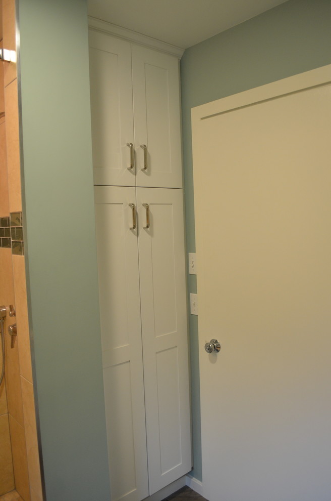 Kleines Maritimes Duschbad mit Unterbauwaschbecken, Schrankfronten im Shaker-Stil, weißen Schränken, Quarzwerkstein-Waschtisch, Duschnische, Toilette mit Aufsatzspülkasten, beigen Fliesen, Porzellanfliesen, blauer Wandfarbe und Linoleum in Seattle