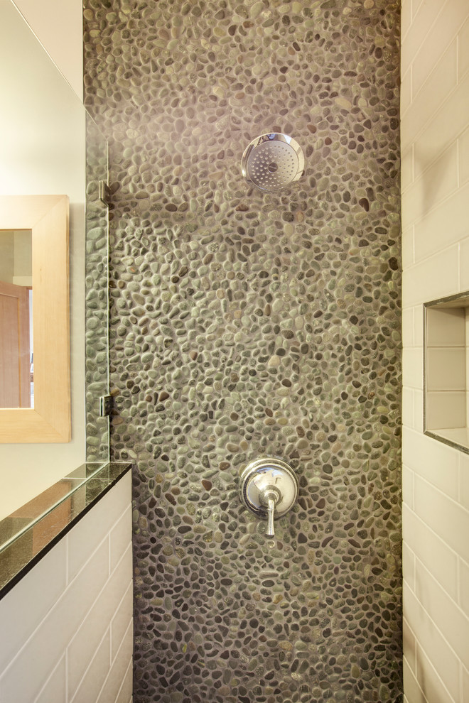 Immagine di una grande stanza da bagno padronale stile marino con lavabo a consolle, ante bianche, piastrelle bianche, piastrelle di ciottoli, pareti bianche e pavimento in gres porcellanato