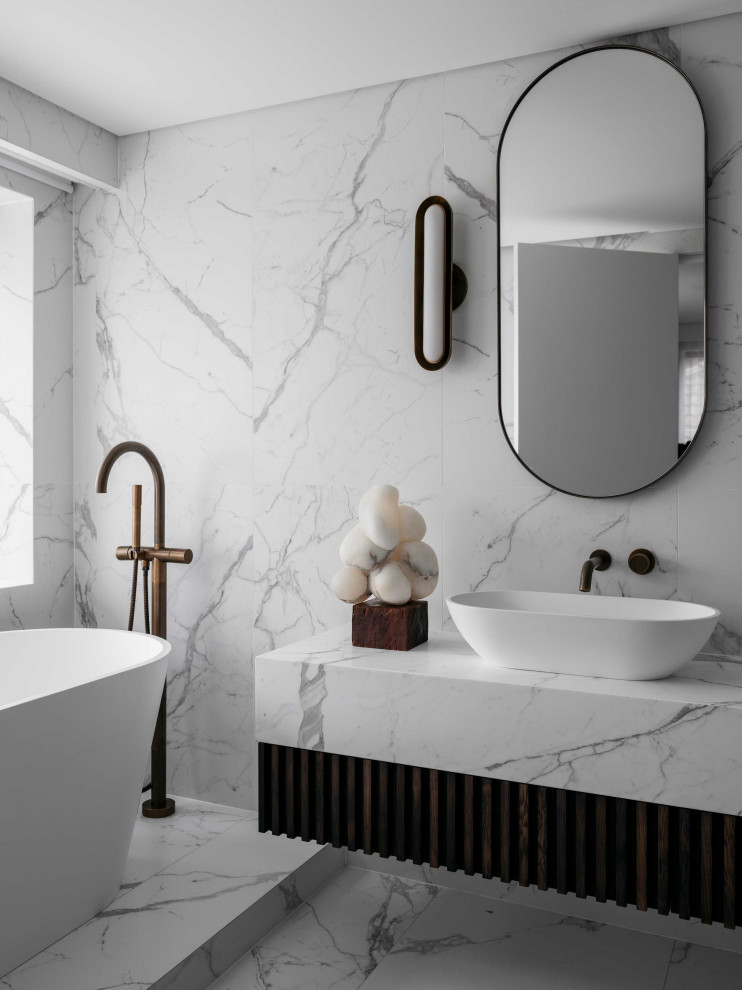 シドニーにあるコンテンポラリースタイルのおしゃれな浴室 (濃色木目調キャビネット、置き型浴槽、白いタイル、ベッセル式洗面器、白い床、白い洗面カウンター) の写真