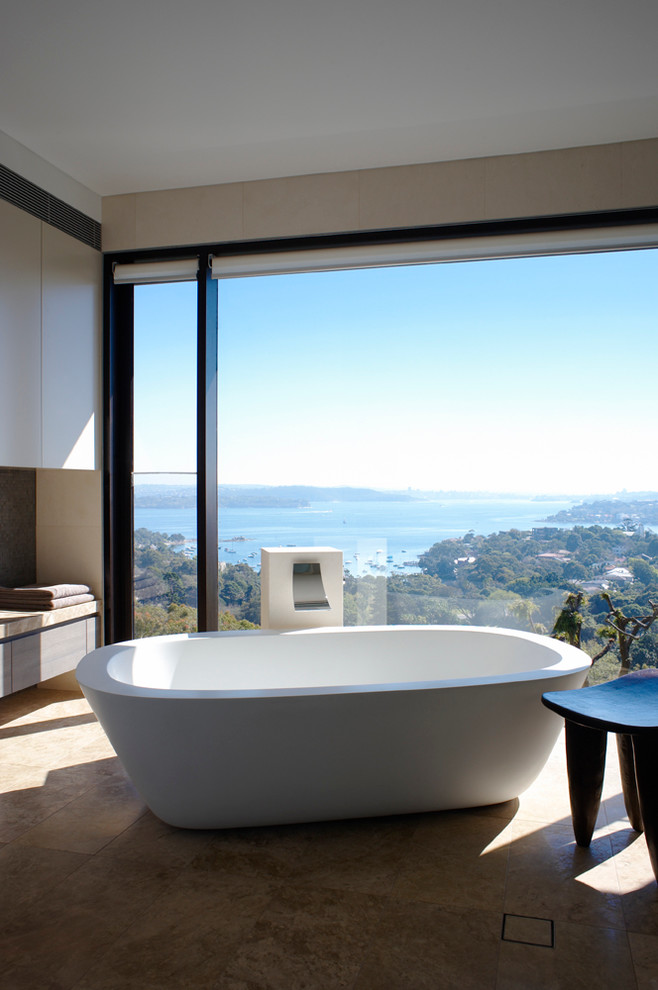 シドニーにある中くらいなコンテンポラリースタイルのおしゃれな浴室 (フラットパネル扉のキャビネット、白いキャビネット、置き型浴槽、ベージュのタイル) の写真