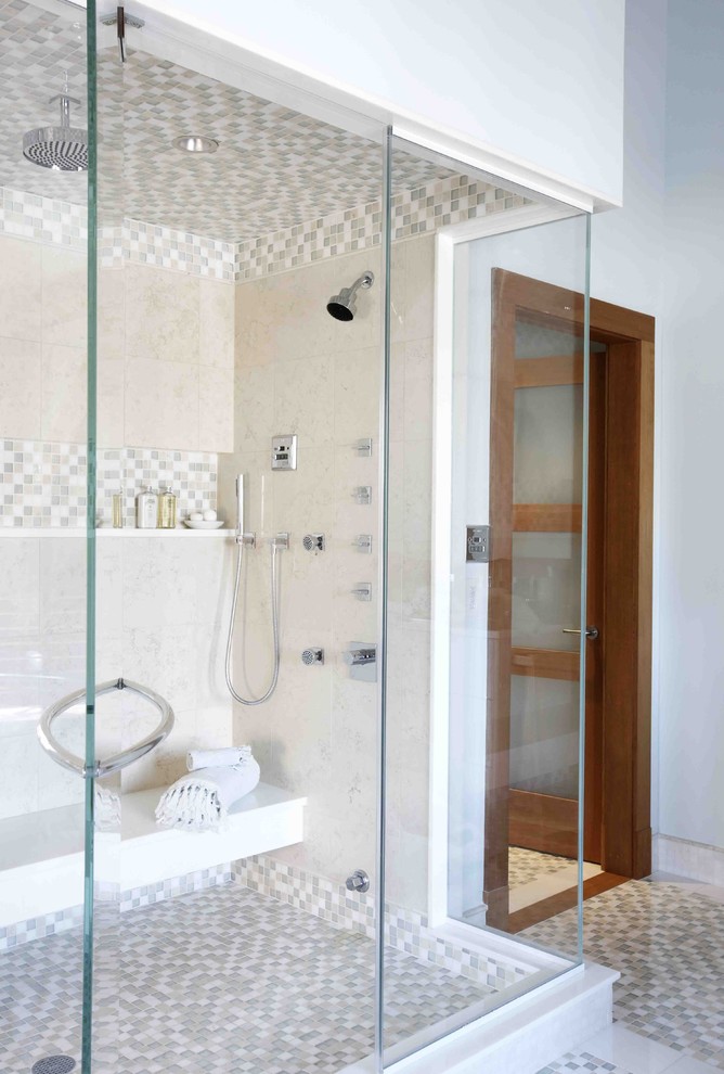 Aménagement d'une salle de bain principale moderne avec une douche double, un carrelage multicolore, un mur bleu, un sol en marbre, une baignoire indépendante, un placard à porte plane, des portes de placard blanches et un lavabo intégré.