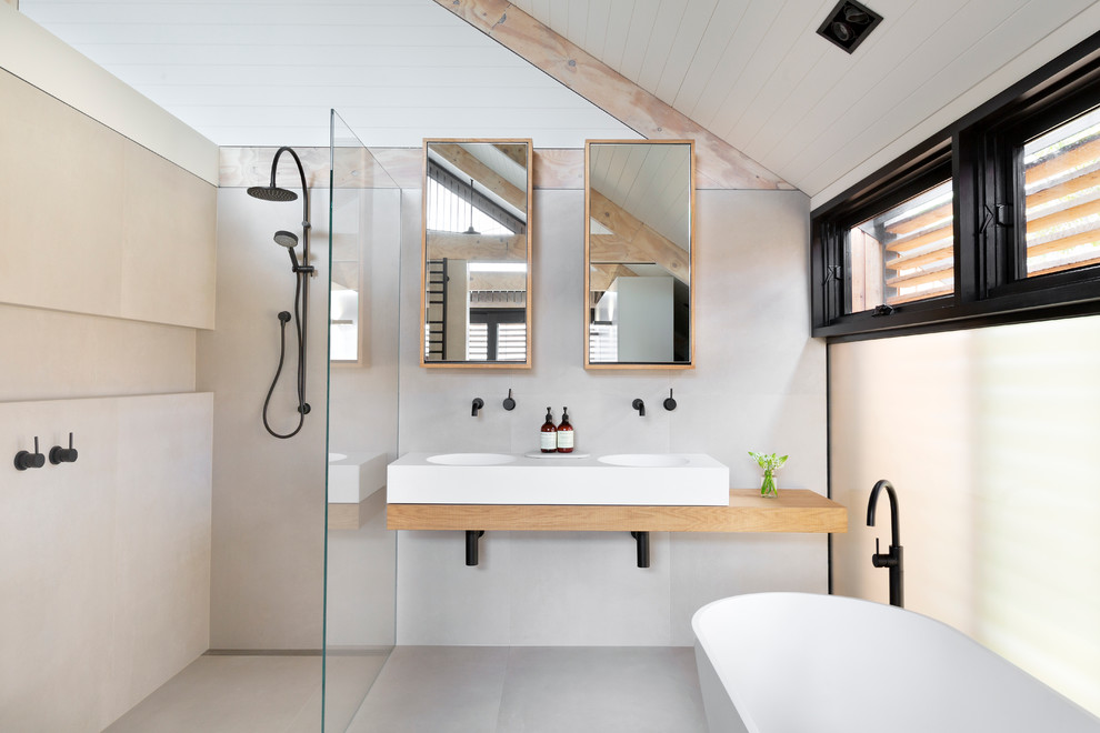 Idée de décoration pour une salle de bain beige et blanche nordique avec une baignoire indépendante, une douche ouverte, un lavabo intégré, un plan de toilette en bois, aucune cabine et un plan de toilette beige.