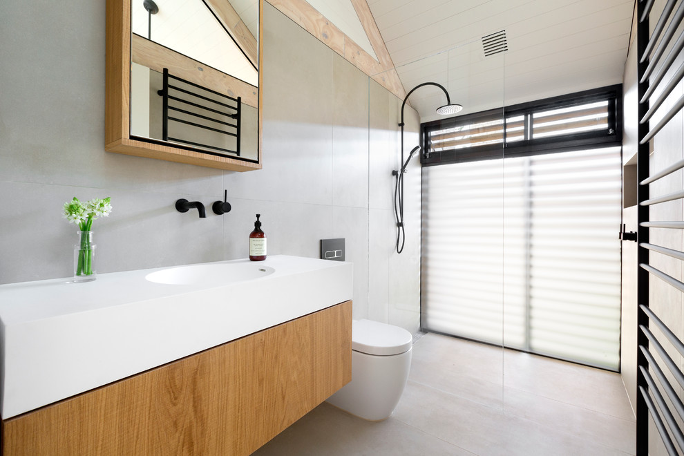 メルボルンにある北欧スタイルのおしゃれなバスルーム (浴槽なし) (オープン型シャワー、一体型トイレ	、一体型シンク、オープンシャワー) の写真