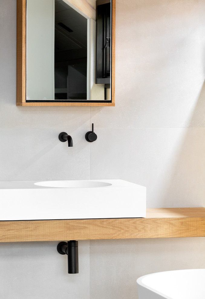 Kleines Modernes Duschbad mit Glasfronten, freistehender Badewanne, offener Dusche, weißer Wandfarbe, Wandwaschbecken, Waschtisch aus Holz, offener Dusche und brauner Waschtischplatte in Melbourne