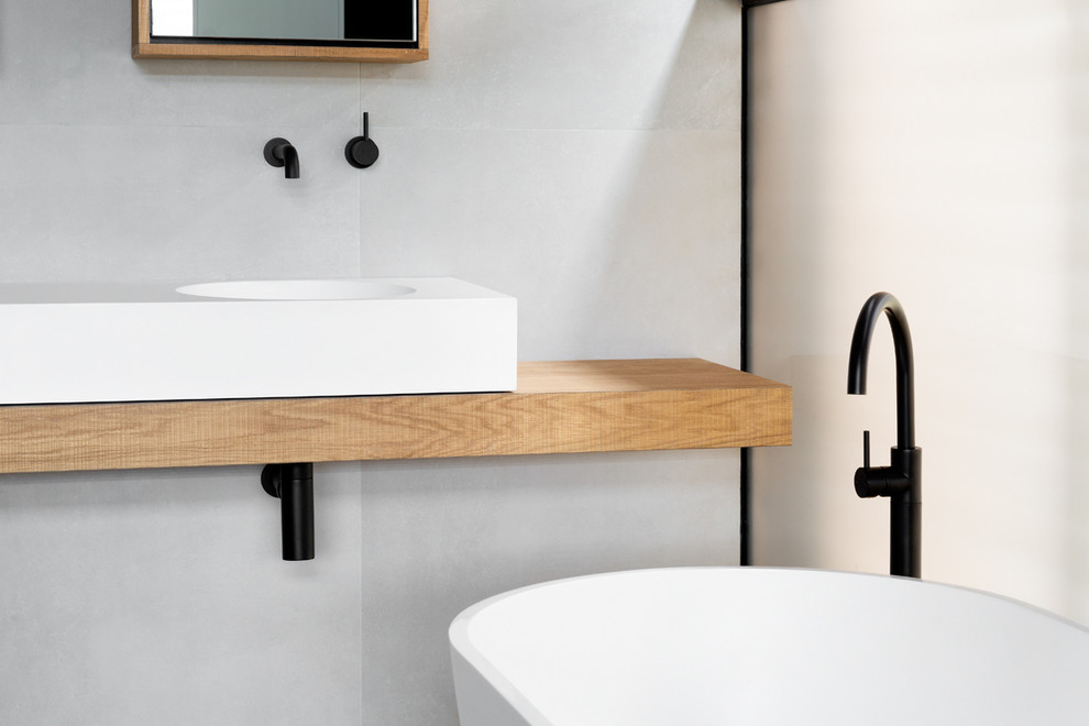 Idéer för ett litet modernt brun badrum med dusch, med luckor med glaspanel, ett fristående badkar, en öppen dusch, vita väggar, ett väggmonterat handfat, träbänkskiva och med dusch som är öppen