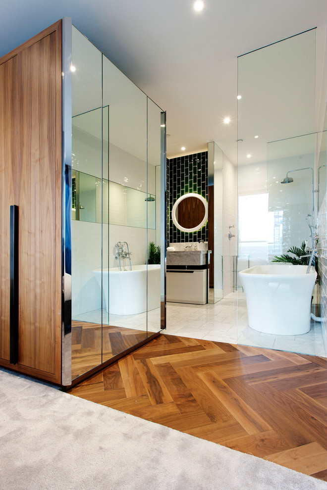 Свежая идея для дизайна: главная ванная комната в современном стиле с отдельно стоящей ванной, открытым душем, плиткой кабанчик, подвесной раковиной и открытым душем - отличное фото интерьера