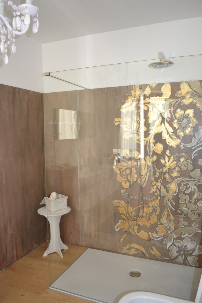 Стильный дизайн: главная ванная комната среднего размера в стиле фьюжн с столешницей из бетона, открытым душем, коричневой плиткой и коричневыми стенами - последний тренд