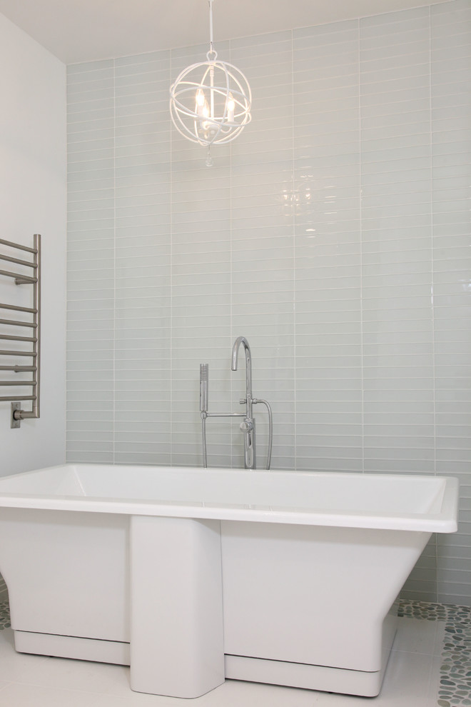 Пример оригинального дизайна: главная ванная комната среднего размера в стиле неоклассика (современная классика) с фасадами островного типа, белыми фасадами, отдельно стоящей ванной, двойным душем, раздельным унитазом, синей плиткой, стеклянной плиткой, белыми стенами, полом из керамогранита, врезной раковиной и столешницей из переработанного стекла