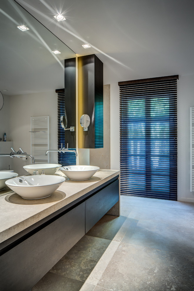Modelo de cuarto de baño actual con armarios con paneles lisos, puertas de armario de madera en tonos medios y paredes blancas