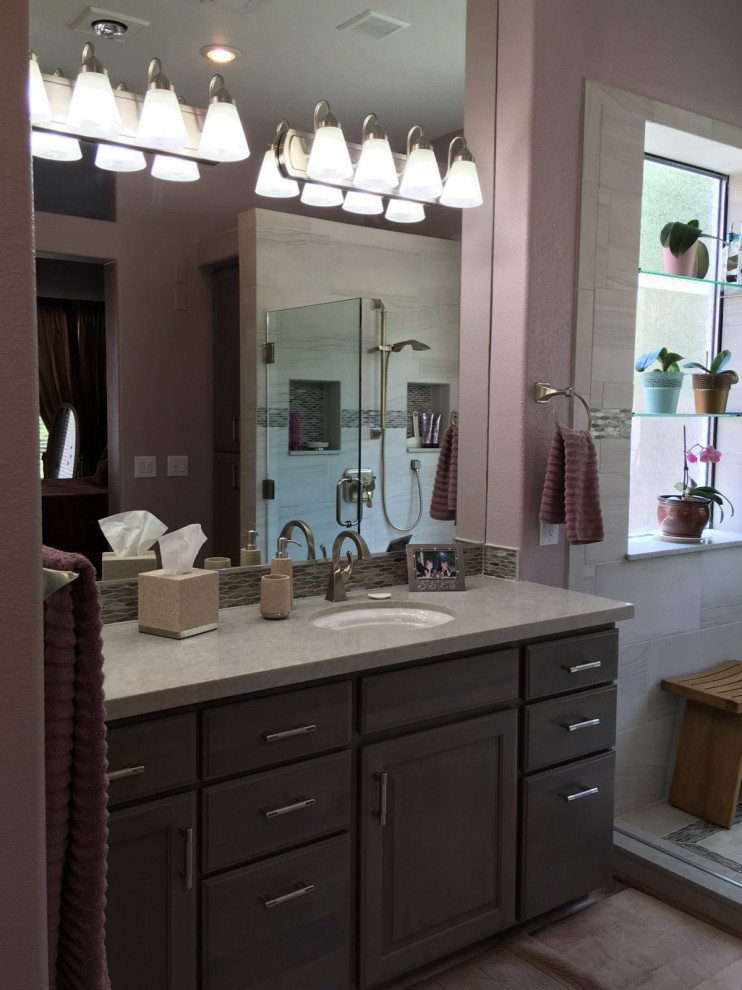 Inredning av ett klassiskt stort grå grått en-suite badrum, med luckor med upphöjd panel, grå skåp, en öppen dusch, en toalettstol med separat cisternkåpa, flerfärgad kakel, porslinskakel, lila väggar, ett undermonterad handfat, bänkskiva i kvarts och med dusch som är öppen