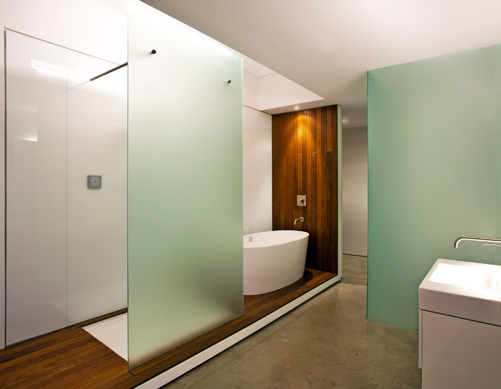 Cette image montre une salle de bain urbaine avec une baignoire indépendante.