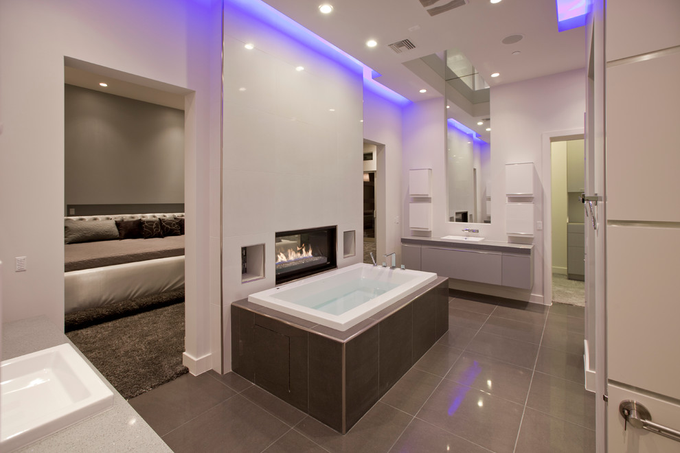 Идея дизайна: ванная комната в современном стиле с плоскими фасадами, серыми фасадами и накладной ванной