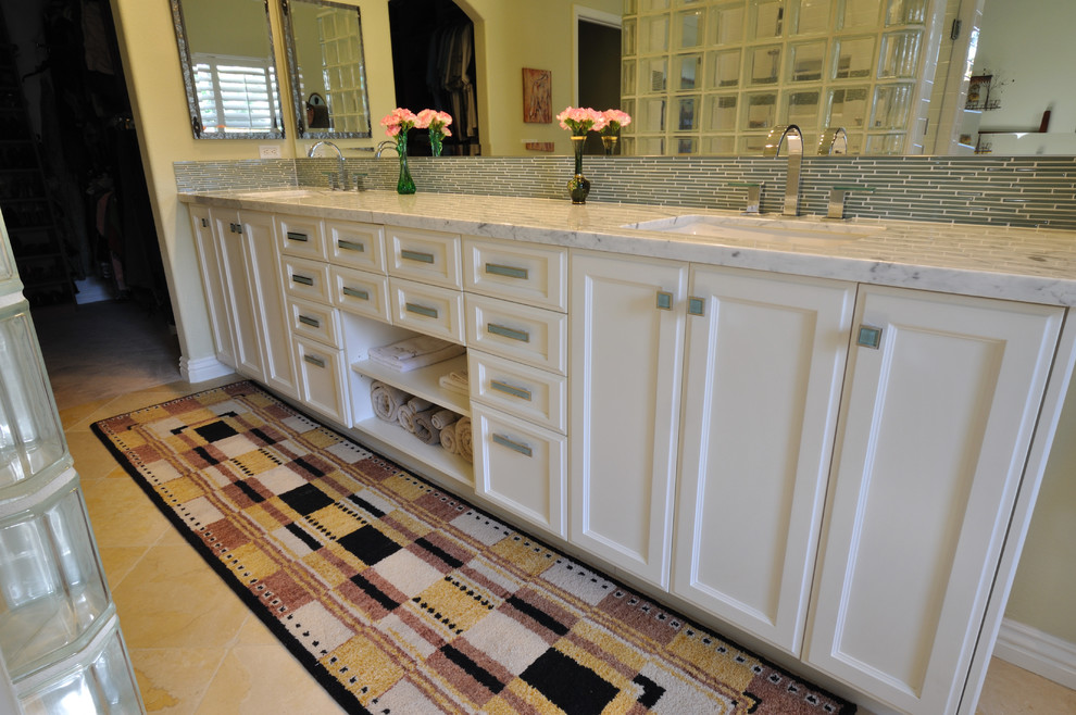 Inredning av ett klassiskt mellanstort badrum, med luckor med infälld panel, vita skåp, ett fristående badkar, en dusch i en alkov, beige väggar, klinkergolv i keramik, ett undermonterad handfat och granitbänkskiva