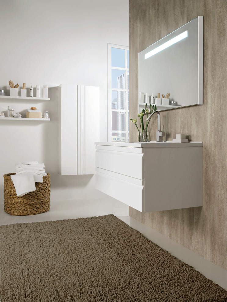 Foto på ett stort funkis en-suite badrum, med släta luckor, vita skåp, vita väggar, ett integrerad handfat och bänkskiva i kvarts