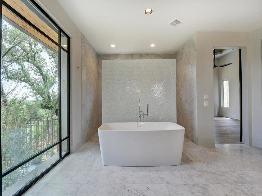 Inspiration för ett stort funkis en-suite badrum, med släta luckor, vita skåp, ett fristående badkar, en dusch i en alkov, mosaik, grå väggar, marmorgolv, ett undermonterad handfat, marmorbänkskiva, vitt golv och med dusch som är öppen