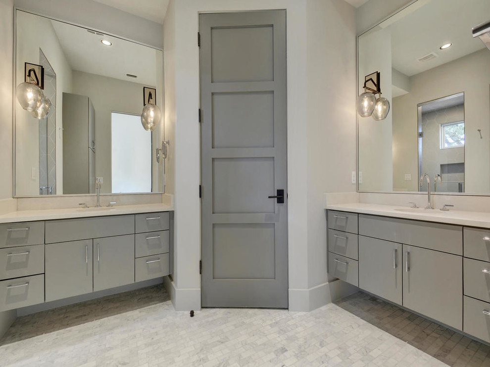 Diseño de cuarto de baño principal contemporáneo grande con armarios con paneles lisos, puertas de armario grises, paredes blancas, suelo con mosaicos de baldosas, lavabo bajoencimera, encimera de cuarzo compacto y suelo blanco