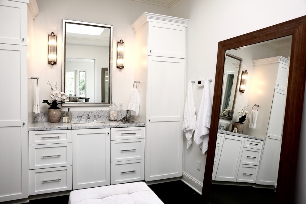 Idéer för att renovera ett stort vintage en-suite badrum, med skåp i shakerstil, vita skåp, vita väggar, ett undermonterad handfat, granitbänkskiva och mörkt trägolv
